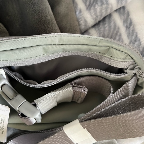 Lululemon Everywhere Belt Bag - Picture 4 of 6